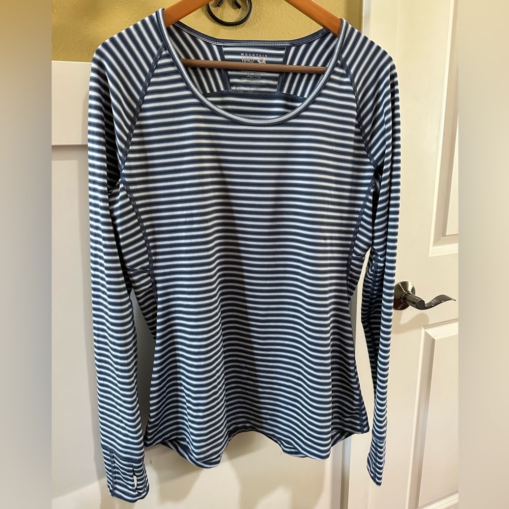Women’s Mountain Hardwear shirt, XL.  85% Polyester, 15% Elastane.